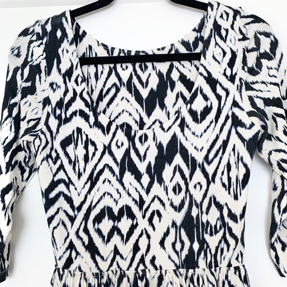 Knee Length Pattern Dress - Picture 4 of 4